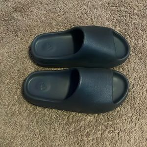 Yeezy slides (size 9)